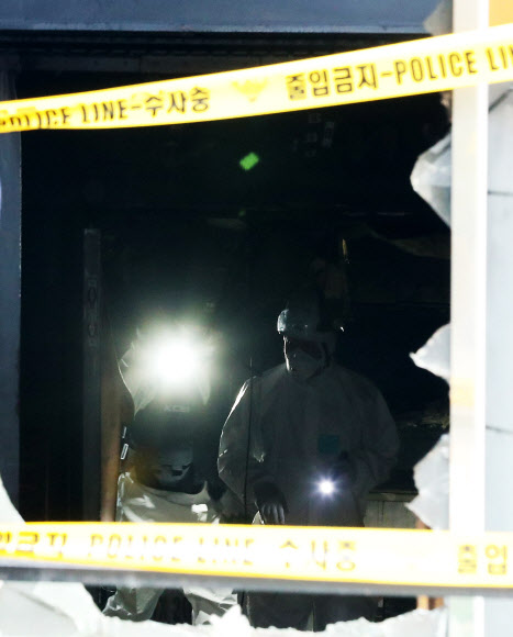지난달 30일 화재가 발생한 경기도 수원시 한 대형 상가건물에서 2일 오전 경찰과 국립과학수사연구원, 소방당국, 가스안전공사 등 관계자들이 화재 원인을 밝히기 위해 합동감식을 하고 있다. 2018.12.2  연합뉴스