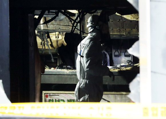 지난달 30일 화재가 발생한 경기도 수원시 한 대형 상가건물에서 2일 오전 경찰과 국립과학수사연구원, 소방당국, 가스안전공사 등 관계자들이 화재 원인을 밝히기 위해 합동감식을 하고 있다. 2018.12.2  연합뉴스