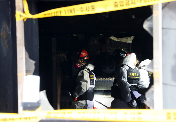 지난달 30일 화재가 발생한 경기도 수원시 한 대형 상가건물에서 2일 오전 경찰과 국립과학수사연구원, 소방당국, 가스안전공사 등 관계자들이 화재 원인을 밝히기 위해 합동감식을 하고 있다. 2018.12.2  연합뉴스
