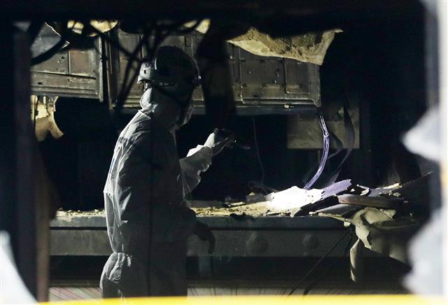 2일 오전 경기도 수원시 팔달구 소재 골든프라자 화재 현장에서 경찰과 국과수, 경기도소방재난본부 등 5개 기관 관계자들이 합동감식을 하고 있다. 지난달 30일 오후 4시 14분께 발생한 이 화재로 인해 부상자 46명이 발생했다. 2018.12.2 뉴스1