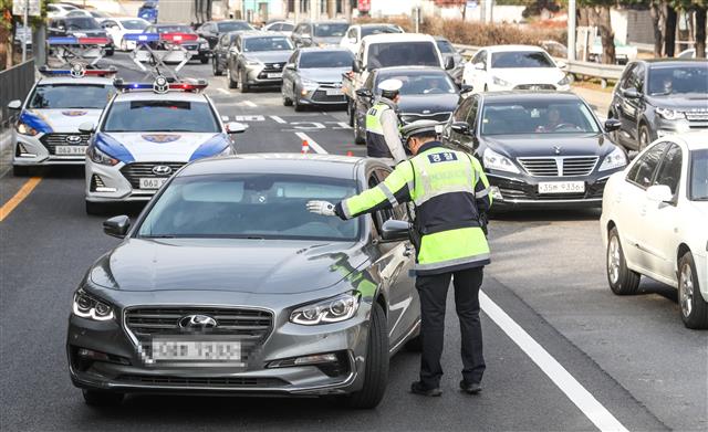 2일 오전 서울 서초 IC 인근에서 경찰이 전좌석 안전띠 미착용 단속을 하고 있다.  경찰청은 12월1일부터 31일까지 1개월 동안 모든 도로에서 전 좌석 안전띠 착용과 자전거 음주운전에 대해 특별단속을 한다. 단속은 사고다발지점과 고속도로IC 및 자동차전용도로 진출입로에서 전개하며, 주?야간 음주단속 때에는 안전띠 착용 단속도 병행한다. 2018.12.2 뉴스1
