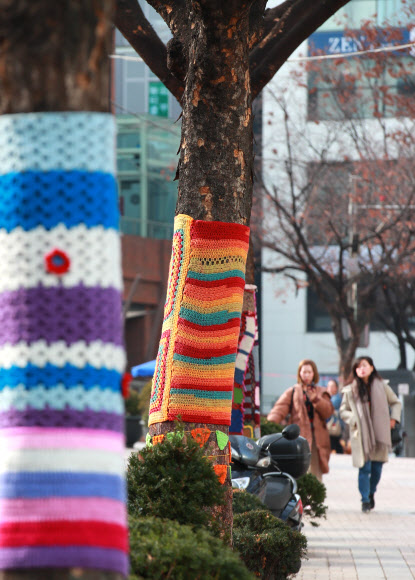 2일 서울 중구 명동성당 앞 가로수들이 화려한 색상과 디자인으로 자수된 보온 덮개를 덮고 있다. 2018.12.2  연합뉴스