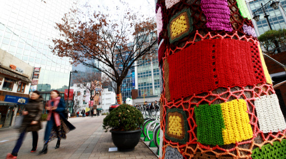 2일 서울 중구 명동성당 앞 가로수들이 화려한 색상과 디자인으로 자수된 보온 덮개를 덮고 있다. 2018.12.2  연합뉴스