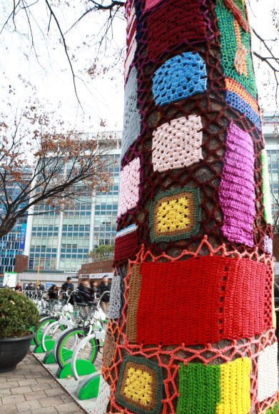 2일 서울 중구 명동성당 앞 가로수들이 화려한 색상과 디자인으로 자수된 보온 덮개를 덮고 있다. 2018.12.2  연합뉴스