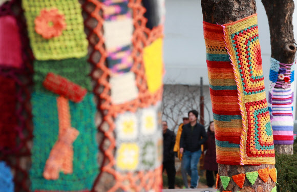 2일 서울 중구 명동성당 앞 가로수들이 화려한 색상과 디자인으로 자수된 보온 덮개를 덮고 있다. 2018.12.2  연합뉴스