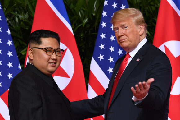 김정은 북한 국무위원장과 도널드 트럼프 미국 대통령의 지난 6월 싱가포르 북미정상회담 당시 모습.