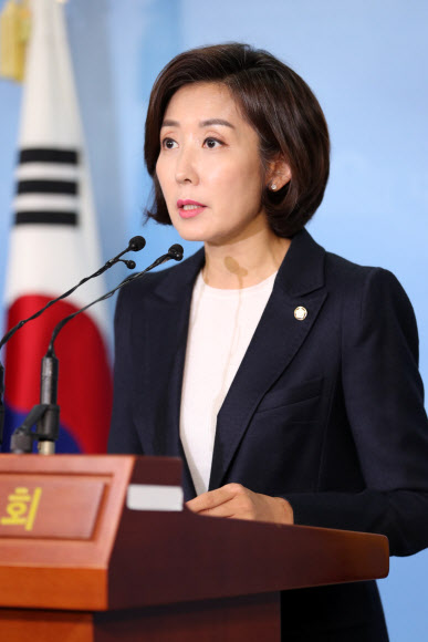 자유한국당 나경원 의원이 2일 오후 국회 정론관에서 기자회견을 열고 원내대표 선거 출마를 선언하고 있다.  2018.12.2  연합뉴스