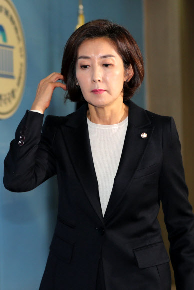 자유한국당 나경원 의원이 2일 오후 원내대표 출마선언 기자회견을 마치고 국회 정론관을 나서고 있다.  2018.12.2  연합뉴스