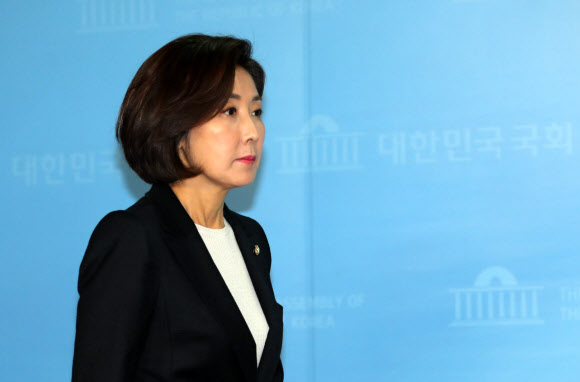 자유한국당 나경원 의원이 2일 오후 원내대표 출마선언 기자회견을 하기 위해 국회 정론관에 들어서고 있다.  2018.12.2  연합뉴스