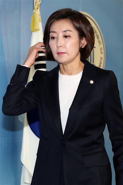 자유한국당 원내대표 선거 출마를 선언한 나경원 한국당 의원이 2일 서울 여의도 국회 정론관에서 출마 기자회견을 마친 뒤 회견장을 나서고 있다. 2018.12.2 뉴스1