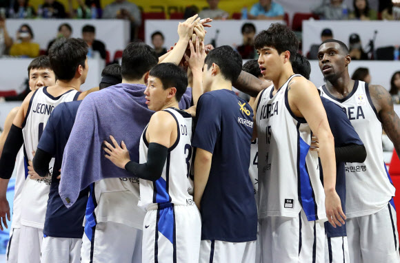 기뻐하는 한국 남자 농구 대표팀