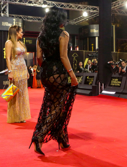 Egyptian actress Rania Youssef walks on the red carpet at the closing ceremony of the 40th edition of the Cairo International Film Festival (CIFF) at the Cairo Opera House in the Egyptian capital on November 29, 2018. - Youssef is to face trial in January 2019 for appearing at the closing ceremony of the Cairo International Film Festival wearing a revealing black lacy dress over a tight black body with her legs showing underneath, a judicial source said on December 1. This prompted two lawyers to lodge a suit against her accusing the actress of “inciting debauchery”, a charge that could land her in jail for up to five years if she is convicted. (Photo by PATRICK BAZ / Cairo International Film Festival / AFP) / RESTRICTED TO EDITORIAL USE - MANDATORY CREDIT “AFP PHOTO / CAIRO INTERNATIONAL FILM FESTIVAL” - NO MARKETING - NO ADVERTISING CAMPAIGNS - DISTRIBUTED AS A SERVICE TO CLIENTS/2018-12-02 00:27:53/ <연합뉴스