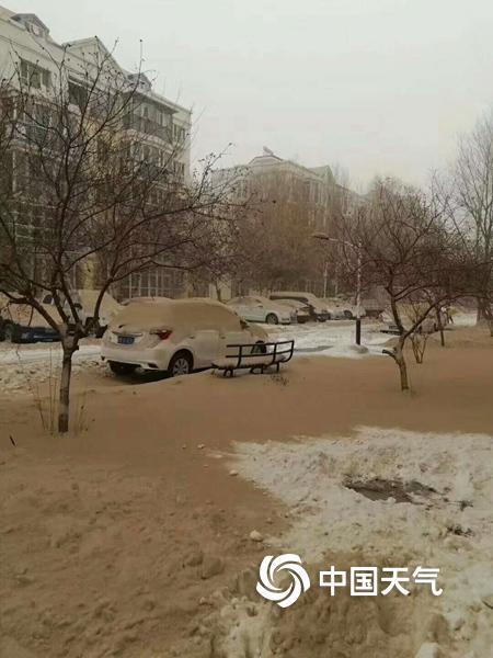 황사눈 덮인 중국 신장 우루무치 일대