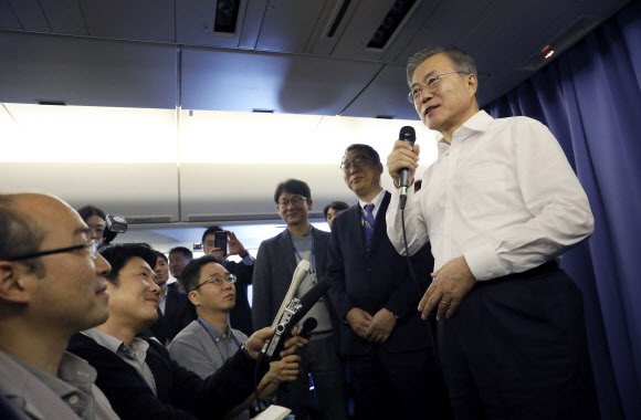 북미, 남북 관계 전망 말하는 문 대통령