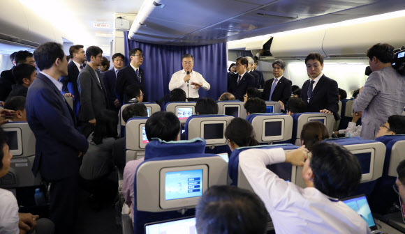 북미, 남북 관계 전망 말하는 문 대통령