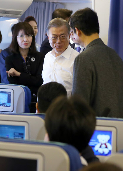 문 대통령, G20 정상회의 마치고 기내 간담회