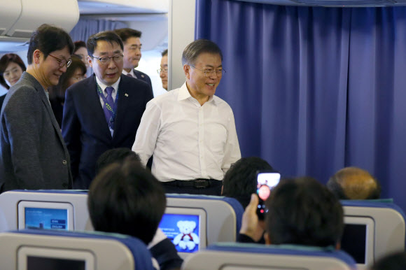 문 대통령, G20 정상회의 마치고 기내 간담회