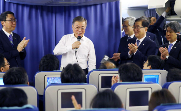 문 대통령, G20 정상회의 마치고 기내 간담회