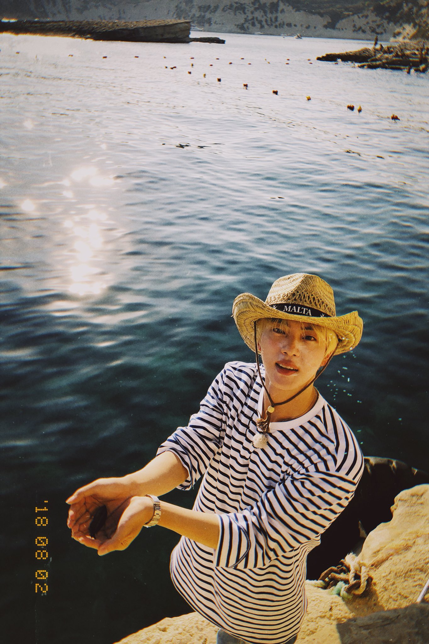 방탄소년단 진의 생일인 4일 지민이 올린 진의 사진. 방탄소년단 공식 트위터 캡처