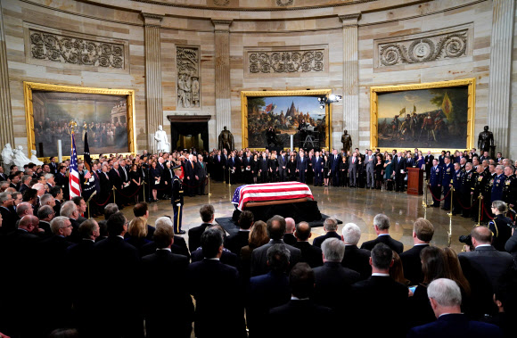 美 의회 중앙홀에 안치된 ‘아버지 부시’