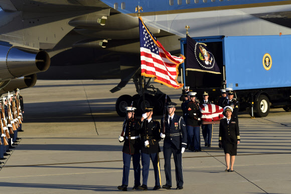 앤드루스 공군기지 도착한 故 부시 前대통령의 관
