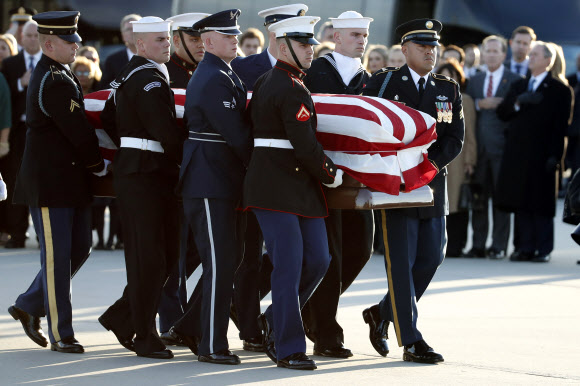 지난달 30일(현지시간) 타계한 조지 H.W. 부시 전 미국 대통령의 시신이 3일 메릴랜드주 워싱턴 인근 앤드루스 공군기지에 도착하고 있다. AP 연합뉴스