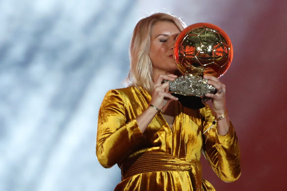 3일(현지시간) 프랑스 파리 그랑 팔레에서 열린 2018년 발롱도르 시상식에서 올해 신설된 여자 부문 수상자로 올림피크 리옹의 스트라이커 아다 헤게르베르그가 선정됐다.  AP 연합뉴스
