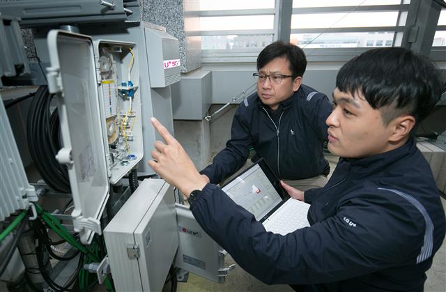 LG유플러스 직원들이 새로 개발된 광선로 감시 시스템을 시험하고 있다.  LG유플러스 제공