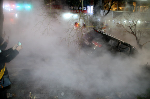 피어오르는 김 속에 매몰된 차