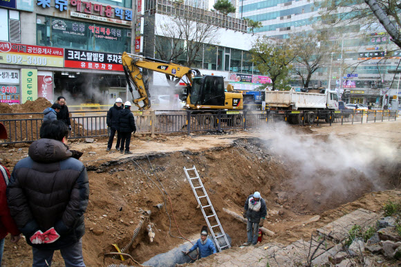 파열 온수 배관 복구 작업