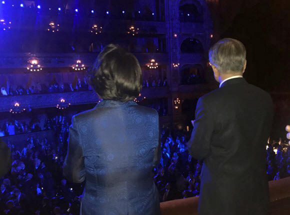 청와대가 문재인 대통령의 G20 관련 순방 도중 찍은 ‘’B컷‘’을 5일 오전 공개했다. 사진은 12월 1일 아르헨티나 부에노스아이레스 테아트론 콜론 극장에서 열린 G20 정상회의 문화공연에서 기립박수를 하고 있는 문 대통령과 김정숙 여사의 모습. 마크리 아르헨티나 대통령은 이날 공연을 보고 눈물을 흘렸다고 청와대는 전했다. 2018.12.5 [청와대 제공]