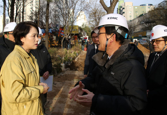 온수 배관 파열 현장 찾은 유은혜 부총리