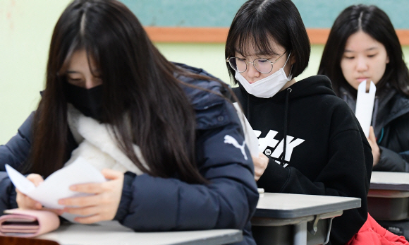 2019학년도 대학수학능력시험 성적표 배부일인 5일 서울 서초고등학교에서 학생들이 성적표를 확인하고 있다. 2018.12.5.   이종원 선임기자 jongwon@seoul.co.kr
