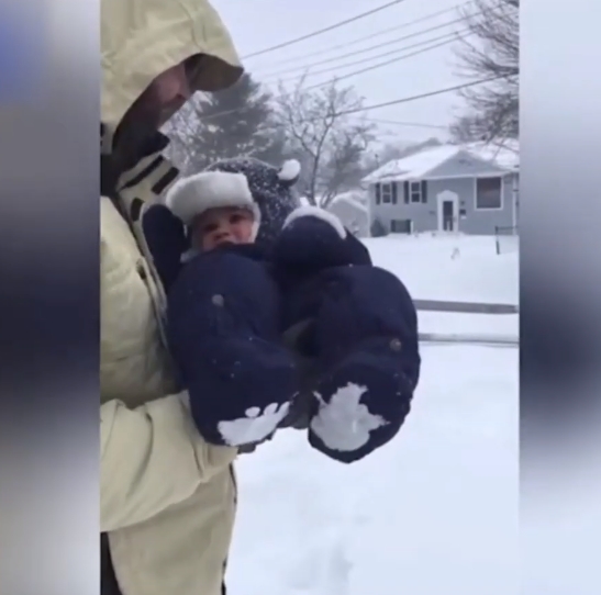 아빠 장난에 눈 속에 파묻힌 아기