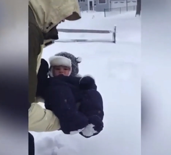 아빠 장난에 눈 속에 파묻힌 아기