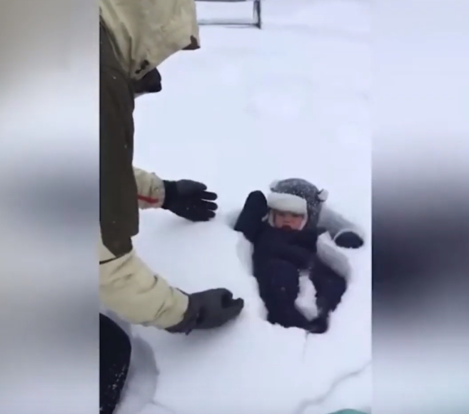 아빠 장난에 눈 속에 파묻힌 아기