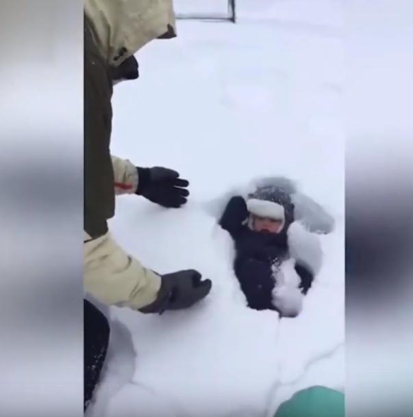 아빠 장난에 눈 속에 파묻힌 아기