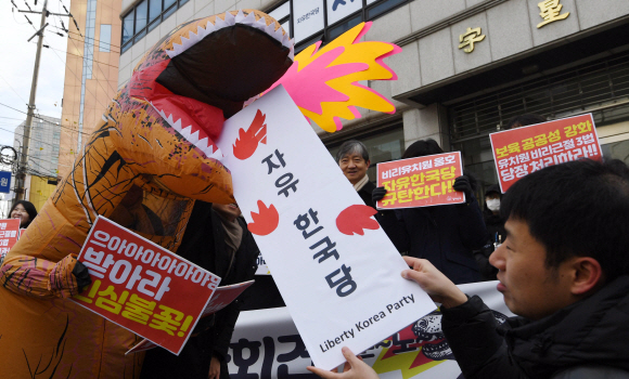 5일 서울 영등포구 자유한국당 서울시당 앞에서 유치원 비리근절 3법 통과 촉구 및 자유한국당 규탄 참여연대 기자회견이 열리고 있다.2018. 12. 5. 박윤슬 기자 seul@seoul.co.kr