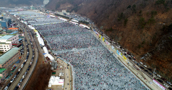 지난 20일 ‘2018 화천산천어축제’가 개막 3주째를 맞아 많은 관광객이 화천천에서 낚시를 하며 겨울 추억을 만들고 있다. 2018.1.21  화천군 제공 연합뉴스