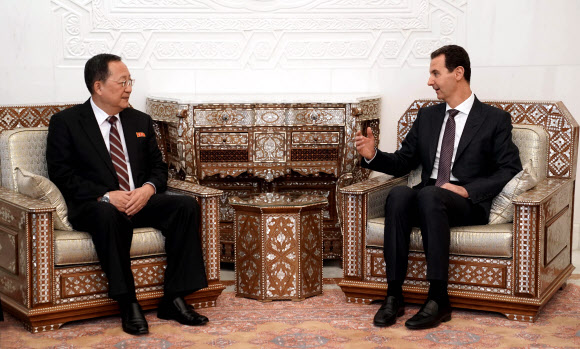 리용호(왼쪽) 북한 외무상이 4일(현지시간) 시리아 다마스쿠스에서 바샤르 알아사드 시리아 대통령을 만나고 있다. 다마스쿠스 AP 연합뉴스  