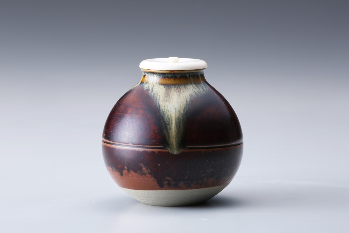 조선 도공 팔산이 일본에 세운 다카토리 가마 15대 계승자 가메이 미라쿠의 작품. 다카토리가마 제공