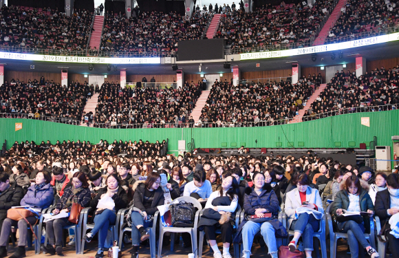 6일 서울 송파구 잠실실내체육관에서  메가스터디교육이 개최한 정시 최종지원 전략 설명회에서 학부형과 수험생들이 강사진의 설명을 듣고 있다. 2018.12.6. 최해국 선임기자 seaworld@seoul.co.kr