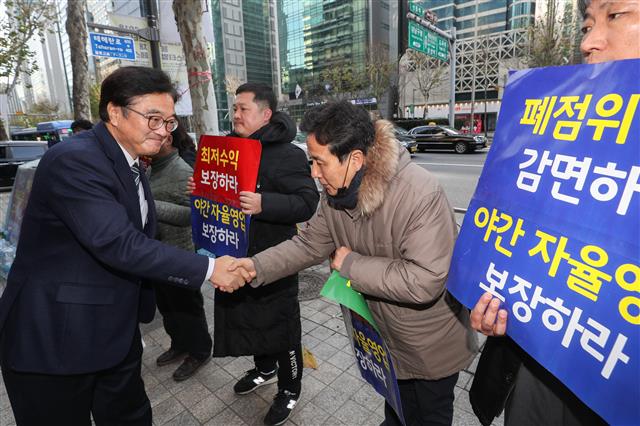 농성 편의점 점주들 만나 의견 듣는 與 의원 