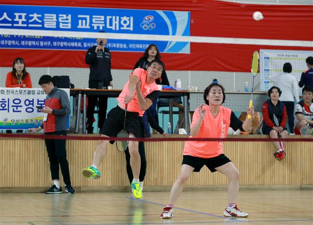 지난달 2~4일 대구 달서구에서 열린 전국스포츠클럽 교류대회에서 배드민턴 선수들이 셔틀콕에 집중하고 있는 모습.  대한체육회 제공