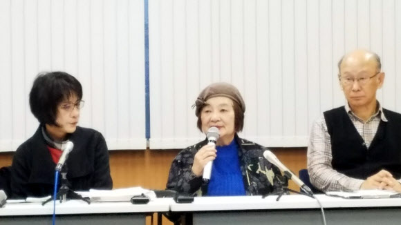 위안부를 소재한 영화‘침묵’을 연출한 박수남 감독(가운데)이 6일 일본 요코하마 변호사회관에서 기자회견을 하고 있다.  요코하마 연합뉴스  