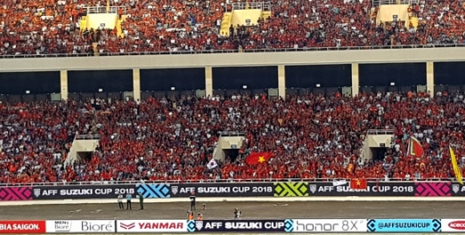 베트남 하노이 경기장에서 펄럭이는 태극기