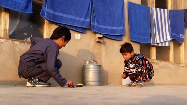 무르타자 아흐마디(오른쪽)가 수도 카불의 아파트에서 놀이에 빠져 있다. 카불 EPA