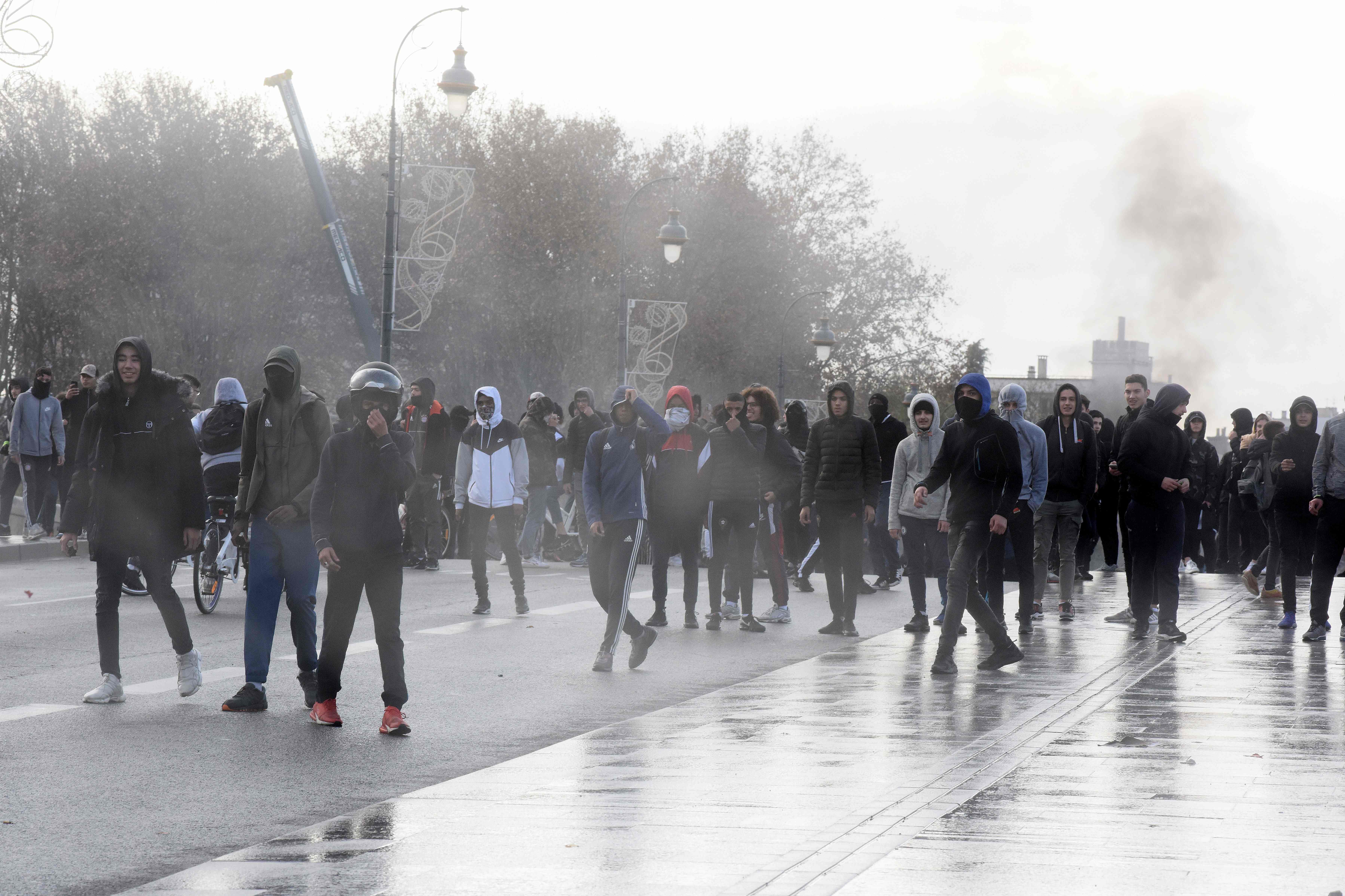 6일(현지시간) 프랑스 남부 툴루즈에서 고교생들이 대입제도 개편에 항의, 시위하면서 경찰과 대치하고 있다. 이날 프랑스 파리, 릴, 오를레앙, 니스, 마르세유 등의 도시에서는 정부의 대입제도 개편에 항의하는 고교생들의 거리 시위가 벌어져 학교 200여 곳이 폐쇄됐다. AP 연합뉴스