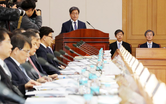 김명수 대법원장이 7일 오전 서울 서초구 대법원에서 열린 전국법원장회의에서 인사말을 하고 있다.