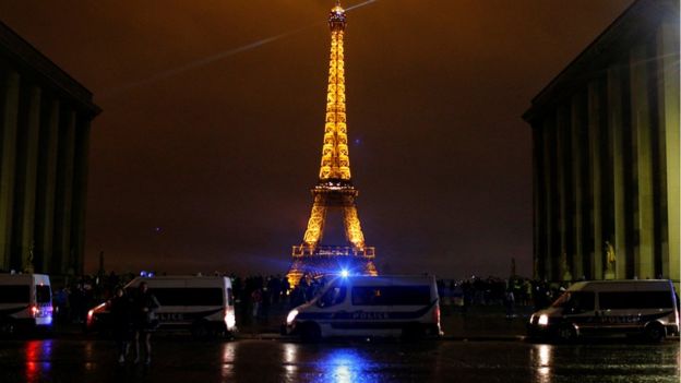 지난 주말 파리 에펠탑 근처 개선문을 노란조끼 시위대가 점령하자 경찰이 출동했다. 에펠탑은 8일 문을 닫는다. 파리 로이터 연합뉴스